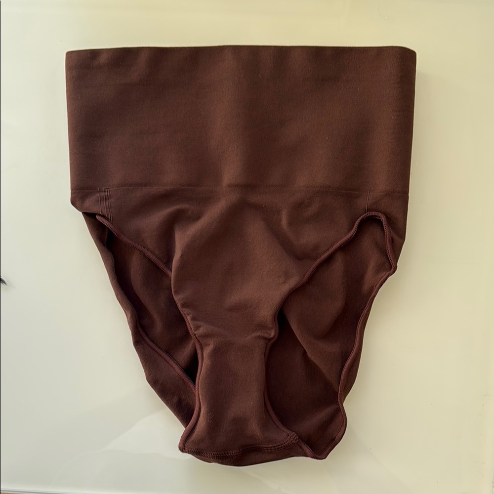 SKIMS Brown women’s control top underwear small/medium
